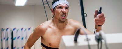 Fotografi www.dn.se. Johan Olsson sliter ont på rullbandet. Foto: Jonas Lindkvist.
